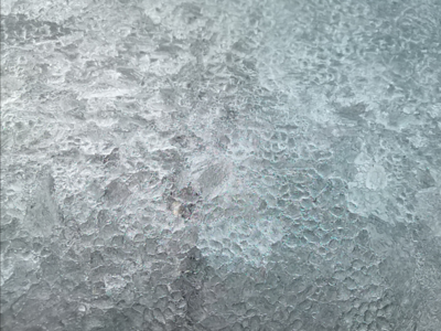 天冷不愿出门？趴窗前看冰花吧