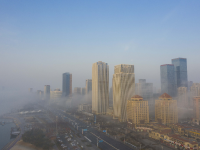 如梦似幻！青岛海滨再现平流雾美景