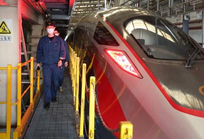 送你平安回家乡 动车“体检”迎春运大考