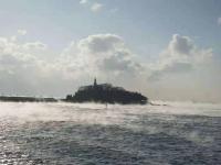 不光结冰，大海都被逼得冒烟了