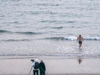 不惧寒风还是为了生活？他们仍然在街头