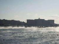 不光结冰，大海都被逼得冒烟了