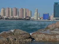 不光结冰，大海都被逼得冒烟了