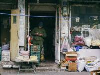 不惧寒风还是为了生活？他们仍然在街头