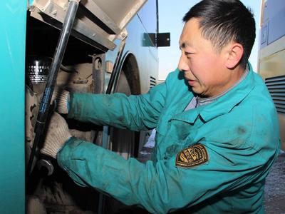 新年第一岗，公交车辆的“急症医生”守护城市出行安全