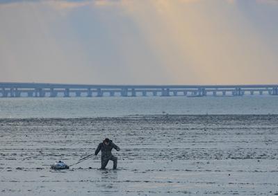 冰雪消融，这帮赶海人又闲不住了