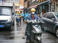 不惧寒风还是为了生活？他们仍然在街头