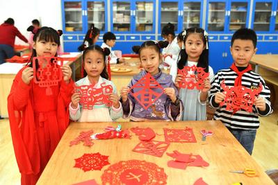 学生小手剪窗花 体验民俗迎春节