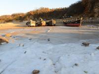 不光结冰，大海都被逼得冒烟了