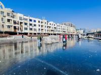 天然溜冰场！大朋友小朋友玩的不亦乐乎