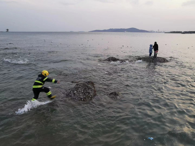 冰海中 他们蹚过海水救出两名礁石被困人员