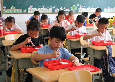 “十三五”期间，青岛在校就餐学生达到94万人，标准化食堂覆盖率达94%