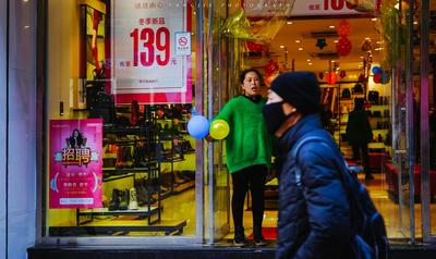 不惧寒风还是为了生活？他们仍然在街头