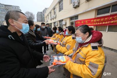 环卫工人收到暖心“大礼包”