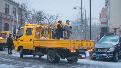 不惧寒风还是为了生活？他们仍然在街头
