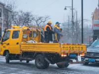 不惧寒风还是为了生活？他们仍然在街头