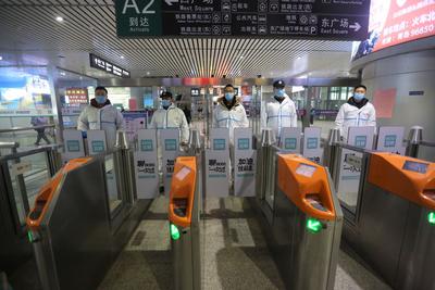 直击青岛北站春运首日：客运、防疫两不误