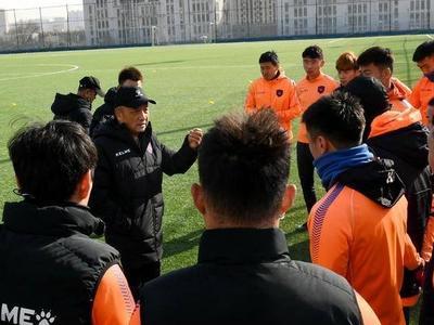 青岛中能队新任主教练殷铁生走马上任，带领球队再冲甲！