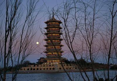 夕阳照古刹，冬月映少海