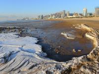 不光结冰，大海都被逼得冒烟了