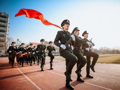 热血青年行！这所高校的国旗护卫队好飒