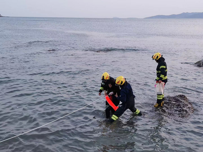冰海中 他们蹚过海水救出两名礁石被困人员