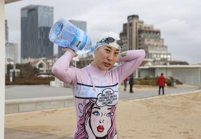 从青岛到青海，这位冬泳爱好者游嗨了