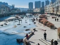 天然溜冰场！大朋友小朋友玩的不亦乐乎