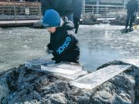 天然溜冰场！大朋友小朋友玩的不亦乐乎