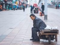 不惧寒风还是为了生活？他们仍然在街头