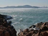 不光结冰，大海都被逼得冒烟了