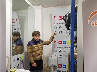 洗个车万元现金不翼而飞，被细心民警在墙缝里找到！原来是……