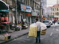 不惧寒风还是为了生活？他们仍然在街头