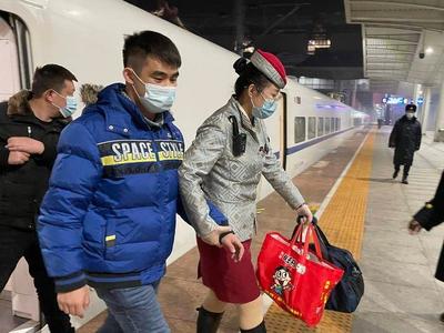 暖心！盲人旅客独自乘车回青，幸好有这群人当“眼睛”