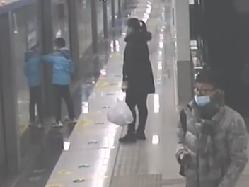 青岛地铁3号线惊险一幕：乘客一个举动“逼停”地铁，这个行为不可取！
