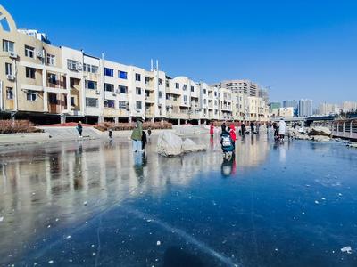 天然溜冰场！大朋友小朋友玩的不亦乐乎