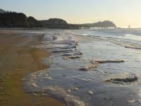 不光结冰，大海都被逼得冒烟了