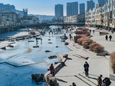 天然溜冰场！大朋友小朋友玩的不亦乐乎