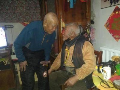 与哥哥失散50年！78岁老人独自来到胶州寻亲，刚下地铁就迷了路……