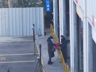 冬日暖心一幕：青岛大姨给车检员送来亲手织的围巾，背后故事很暖心