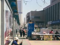 不惧寒风还是为了生活？他们仍然在街头