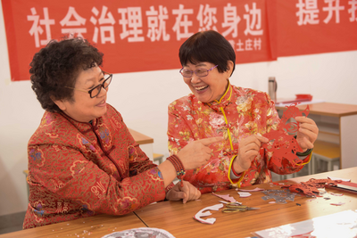 西海岸：非遗传承剪纸迎新春