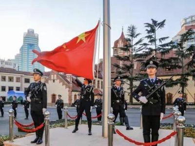 新年第一天，青岛市公安局隆重举行升国旗仪式