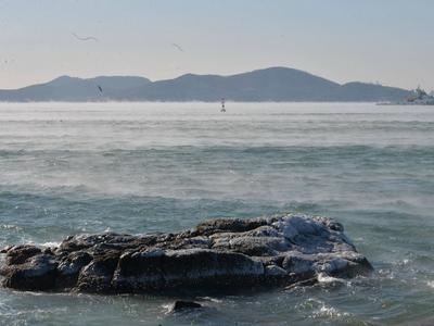 海冰覆盖的红礁石，见过吗？