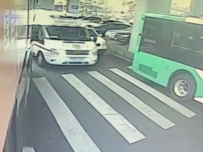 救护车鸣笛驶来……青岛街头，两辆公交车“45度让路法”让出生命通道