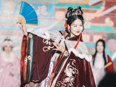 共赏服章之美！来看这场冬夜里的汉服走秀
