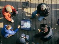 不惧寒风还是为了生活？他们仍然在街头