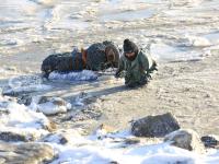 渔民跳入冰海捕捞 讨海背后不为人知的辛苦