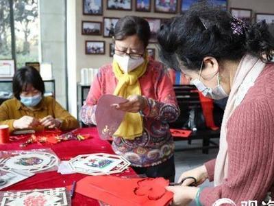 书法剪纸编绳展示民间艺术，传递美好祝福