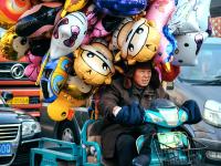 不惧寒风还是为了生活？他们仍然在街头